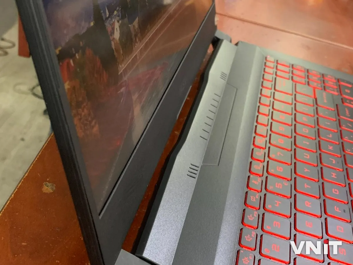 Bản lề laptop sau khi sửa, đóng êm chắc chắn tại VNIT