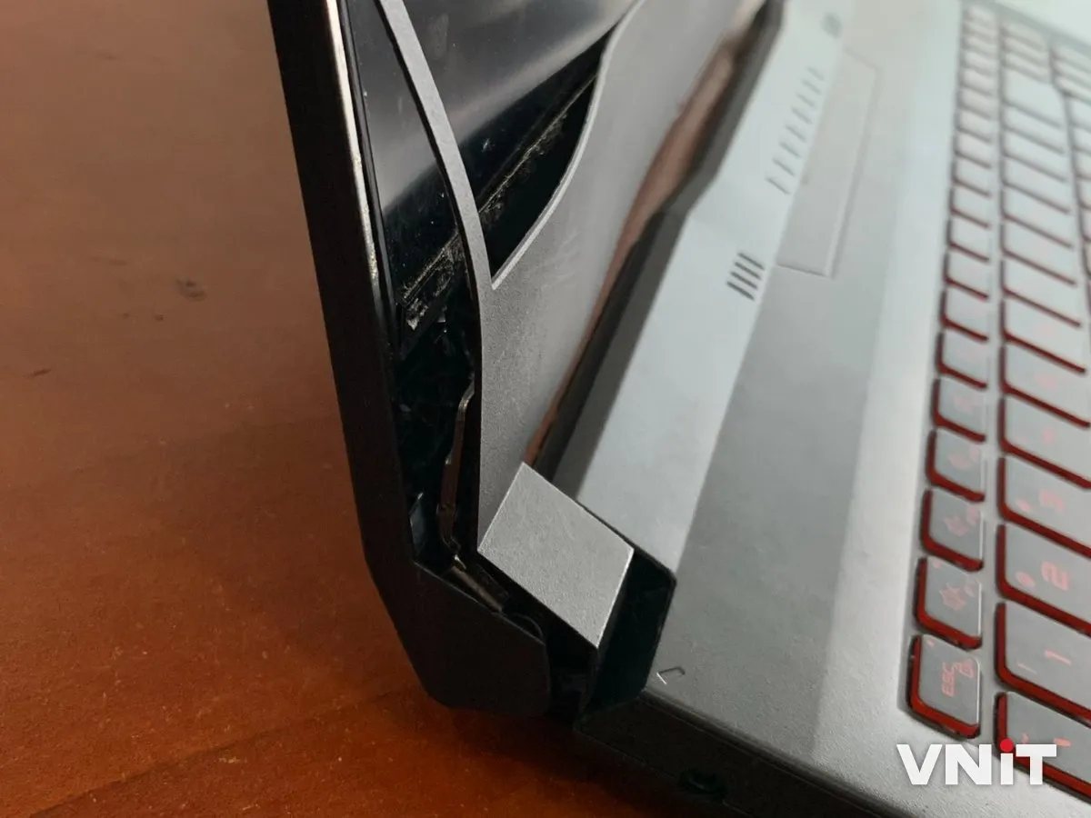 Bản lề laptop gaming gãy, bung vỏ góc màn hình tại VNIT