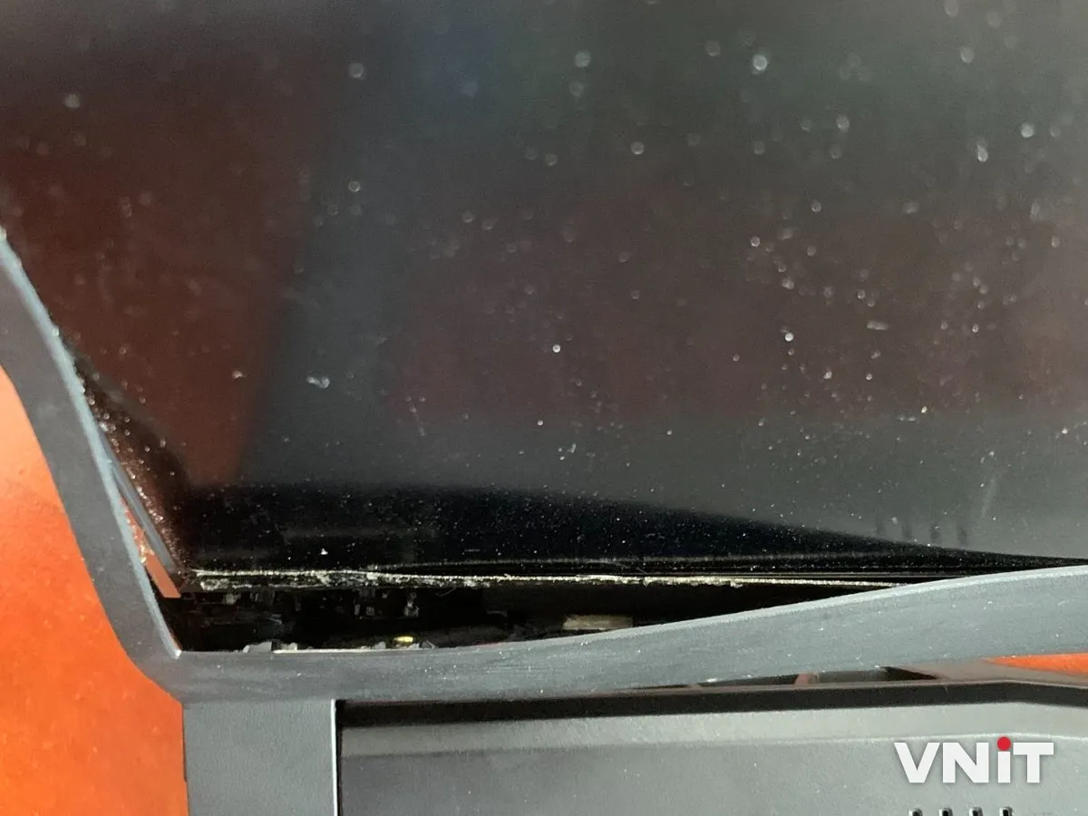 Nứt vỏ, hở khe quanh bản lề laptop