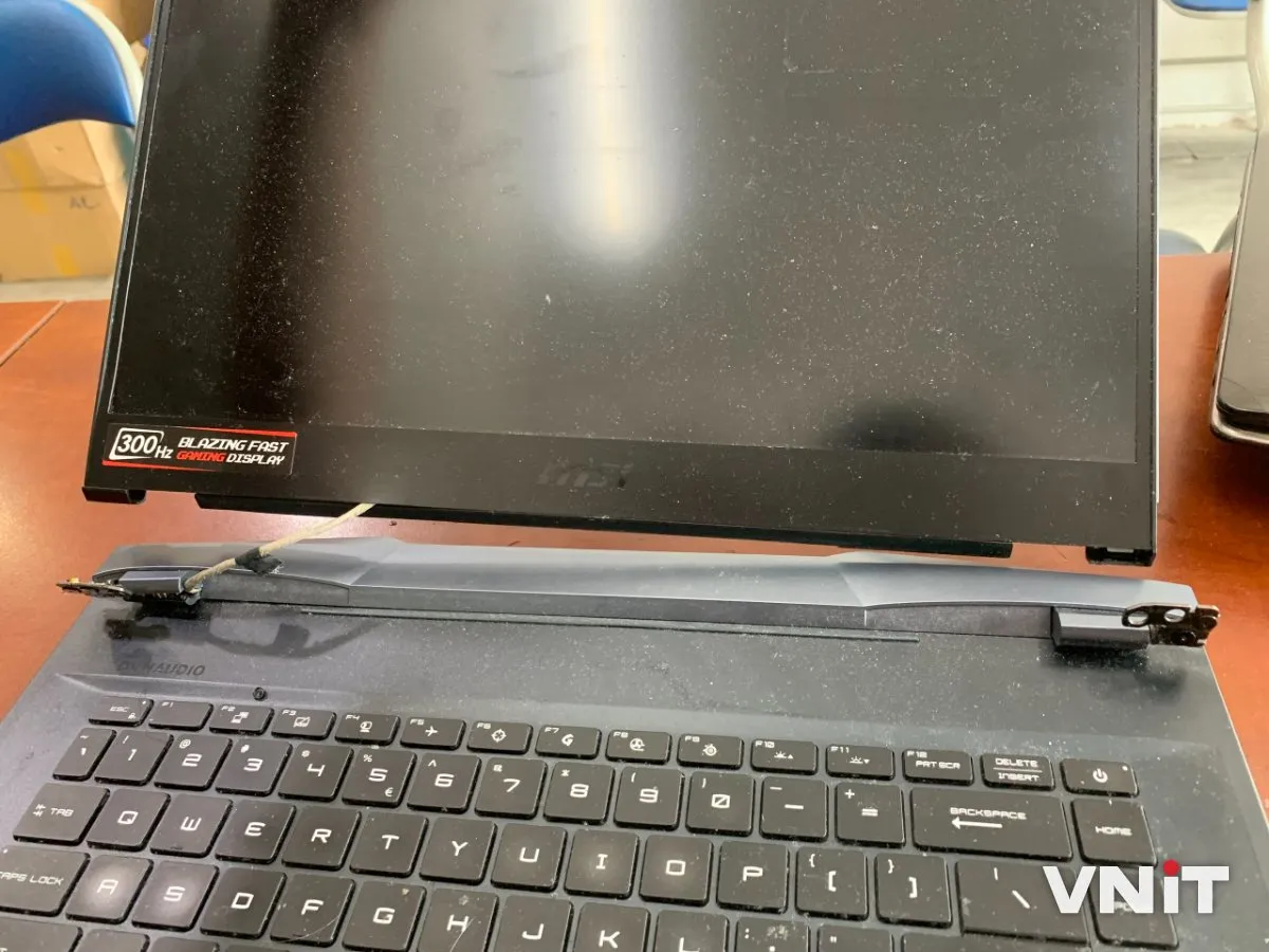 Bản lề MSI gaming bung rời khỏi màn hình tại VNIT