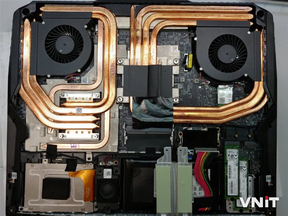 Bo mạch và hệ thống tản nhiệt bên trong laptop gaming được VNIT kiểm tra