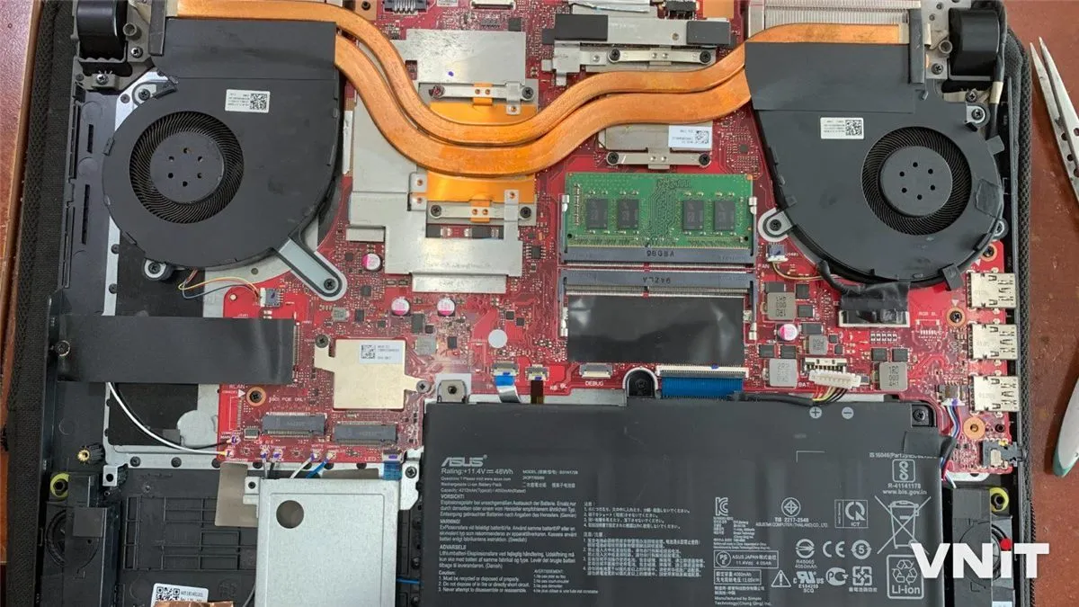 Bo mạch và quạt tản nhiệt Laptop Gaming sạch sẽ, tra keo mới sau khi vệ sinh tại VNIT