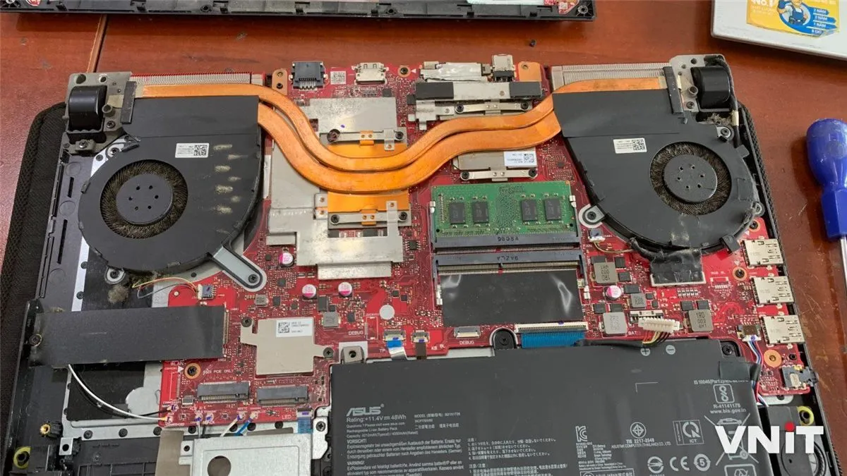 Toàn bộ bo mạch và 2 quạt tản nhiệt Laptop Gaming ASUS bám bụi trước khi vệ sinh tại VNIT