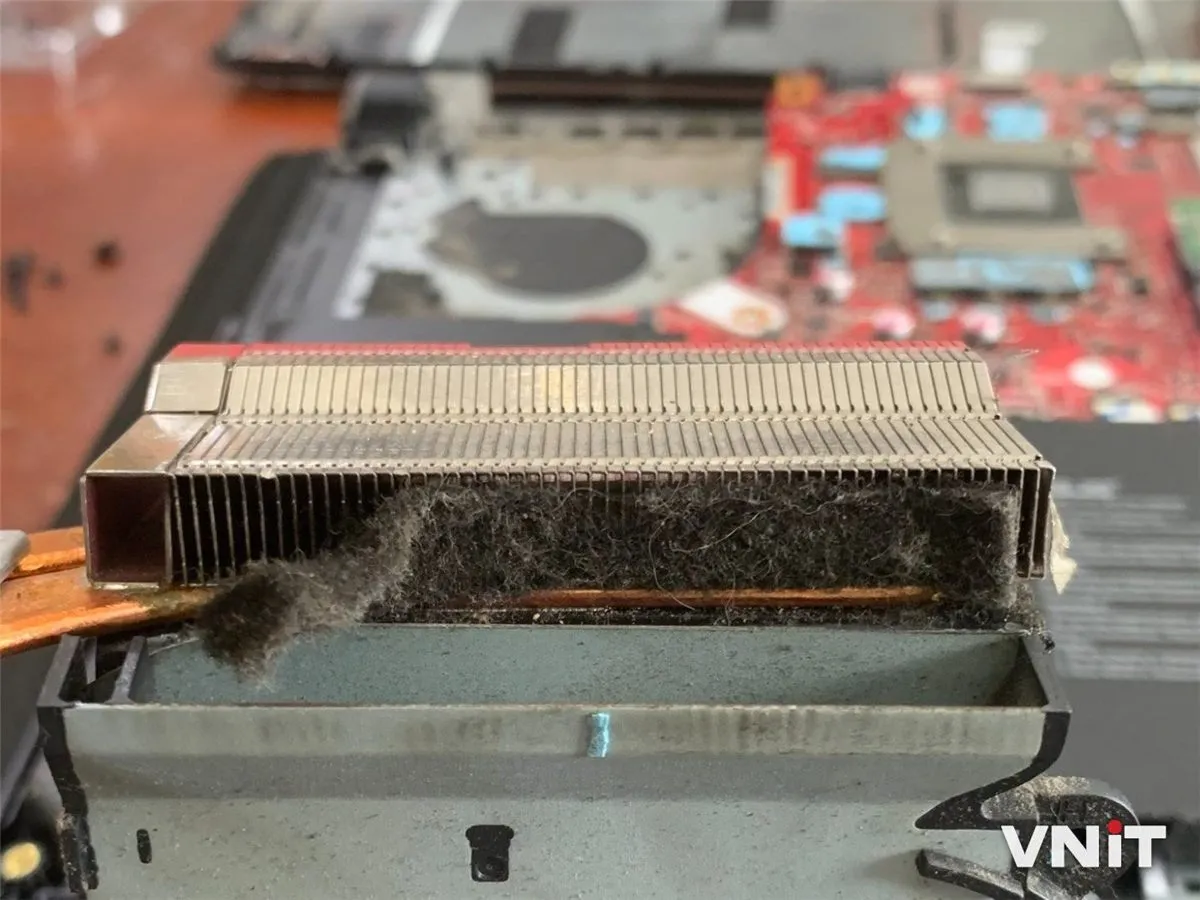 Lớp bụi nỉ dày bịt kín lá tản nhiệt Laptop Gaming tại VNIT